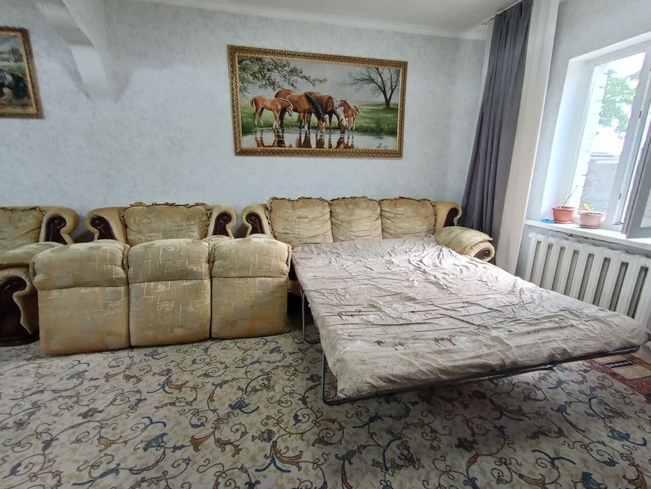 Продаётся раскладной диван с двумя креслами