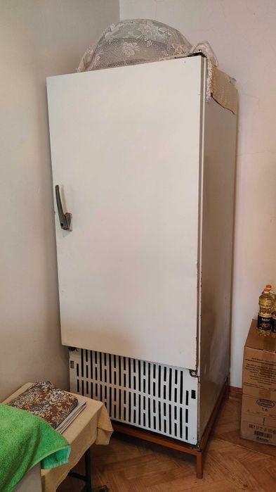 Продаётся советский большой холодильник. 2 метра почти. Рабочий.