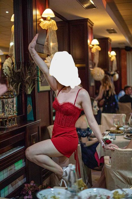 Червена бална рокля