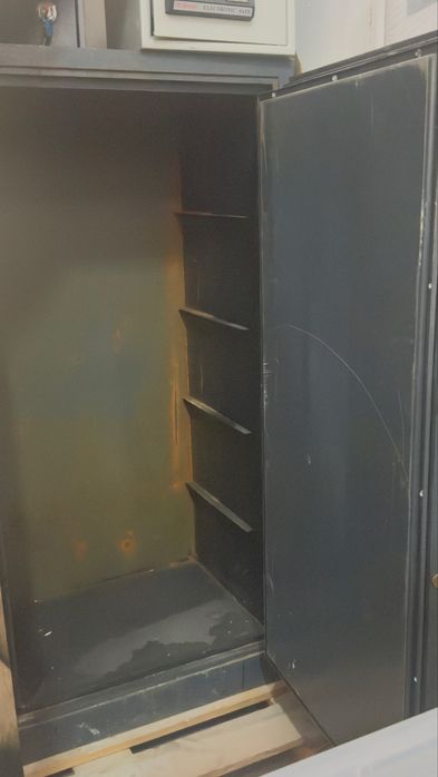 Огнеупорна бижутерска сейф каса 155х80х80см