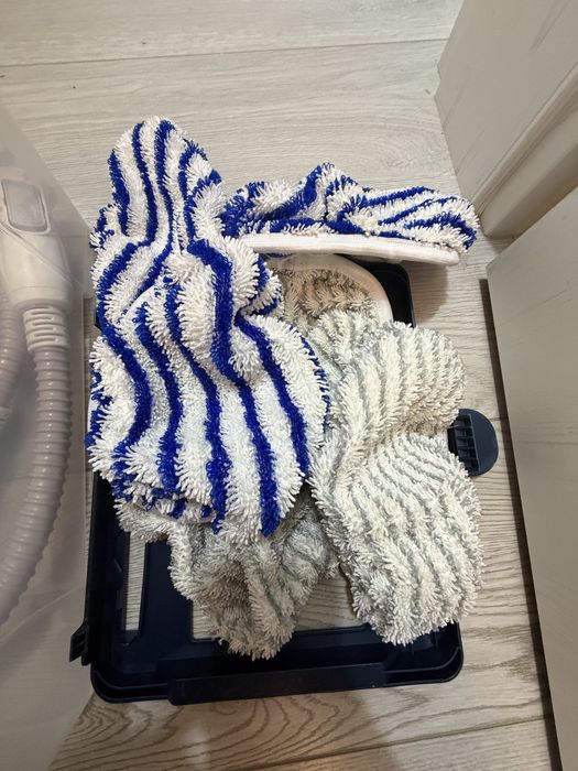 Aspirator vertical Rowenta cu abur si accesorii