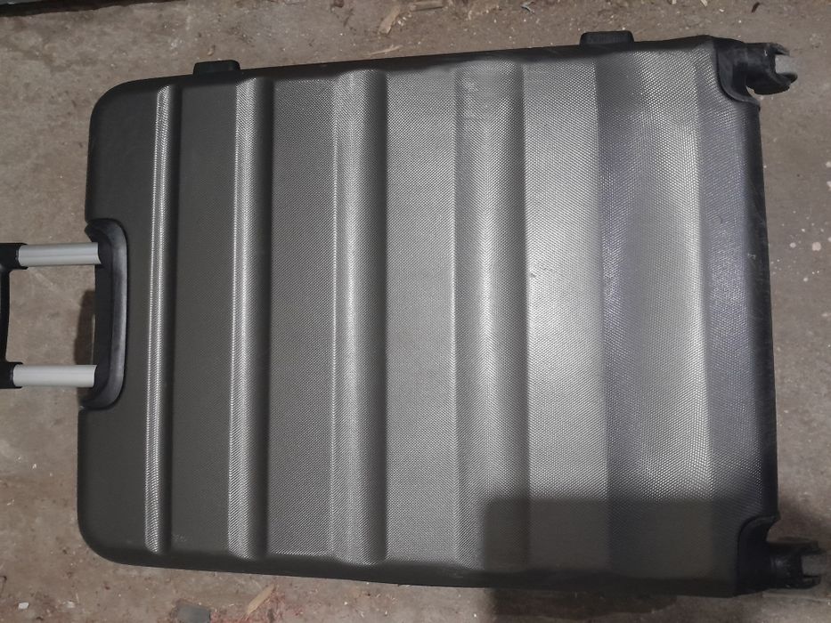 Голям  пътнически  куфар  aerolite с колелца