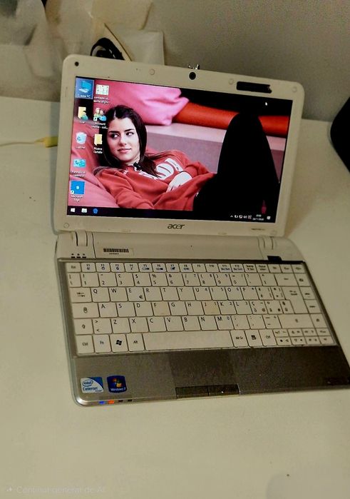 Mini laptop Acer funcțional doar conectat la priza