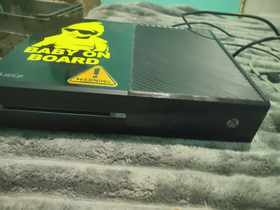 Vând Xbox one cu o maneta și toate firele necesare