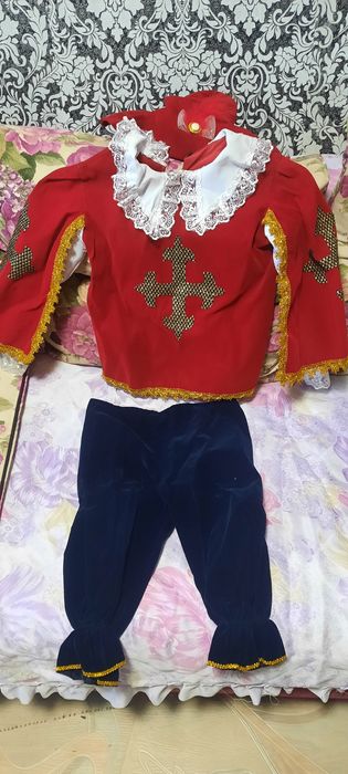 Продам 2 новогодних костюма для детей