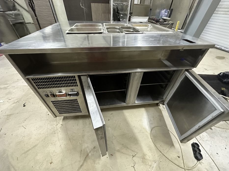 Хладилна маса островна