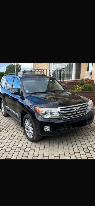 Toyota landcruiser j200.