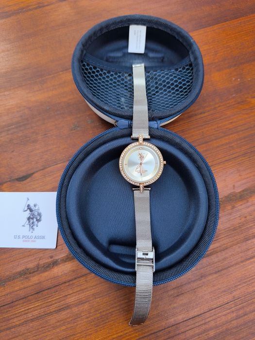 Дамски часовник с циркони