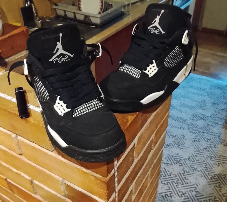 Jordan 4 white thunder