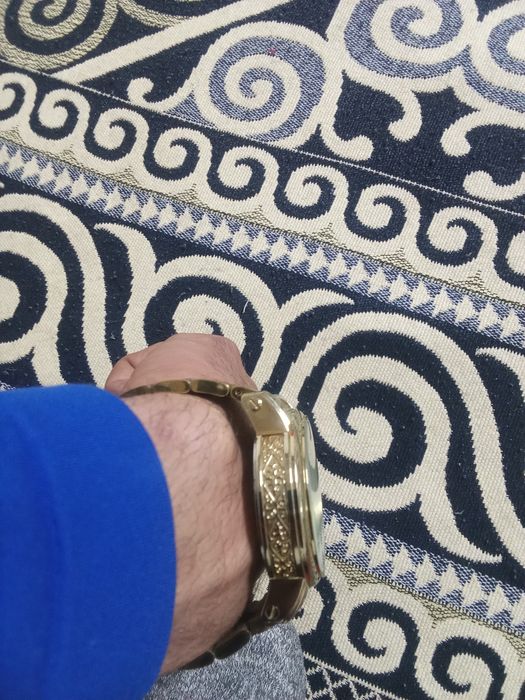 Продам часы в хорошем состоянии в оригинале