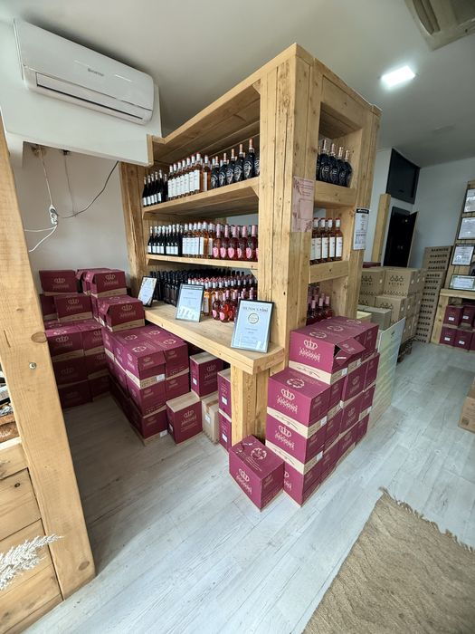 Inchiriez spatiu comercial !!!La strada !!! 50mp , dodat cu aer conditionat si centrala , baie ,