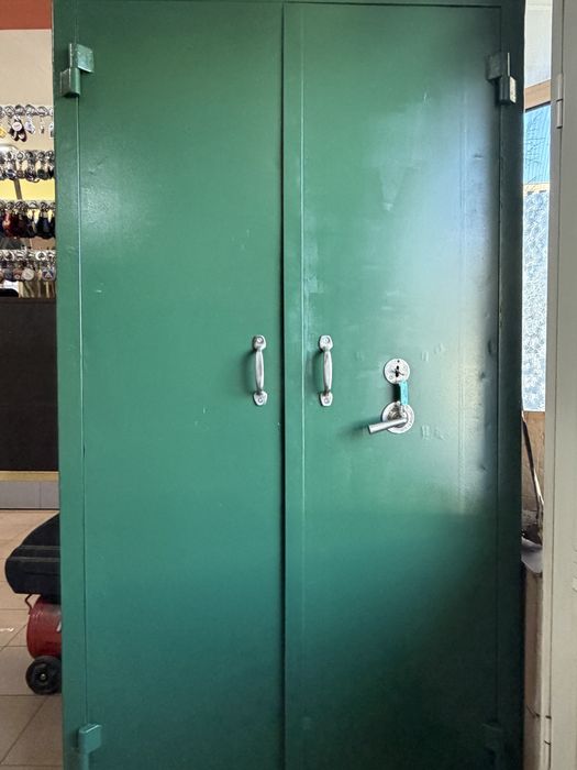 Метална каса/шкаф