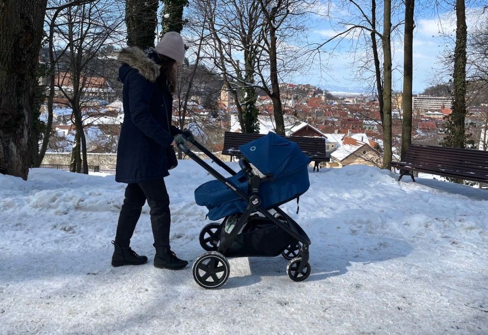 Cărucior Maxi-Cosi Zelia2 + Baza IsoFix,  scoica Maxi-Cosi Tinca + adaptori de pus scoica pe cadrul căruțului + husa ploaie Maxi-Cosi