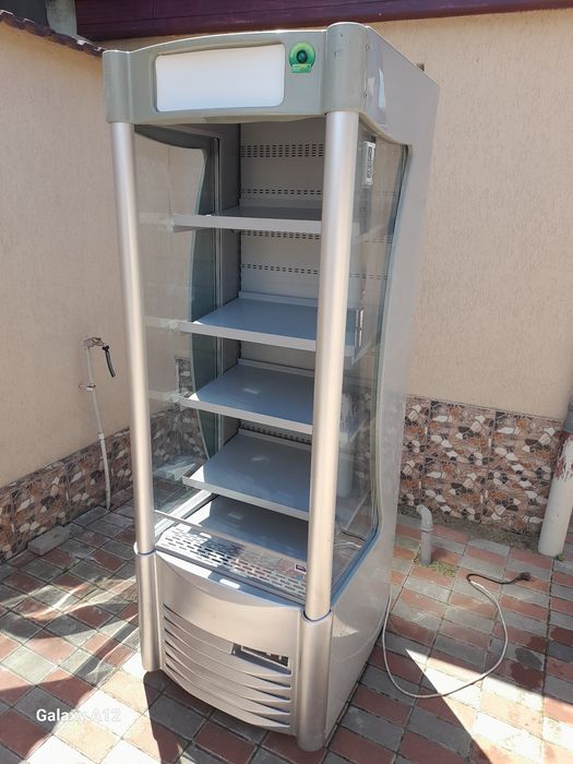Vitrina frig verticala cu perdea de aer