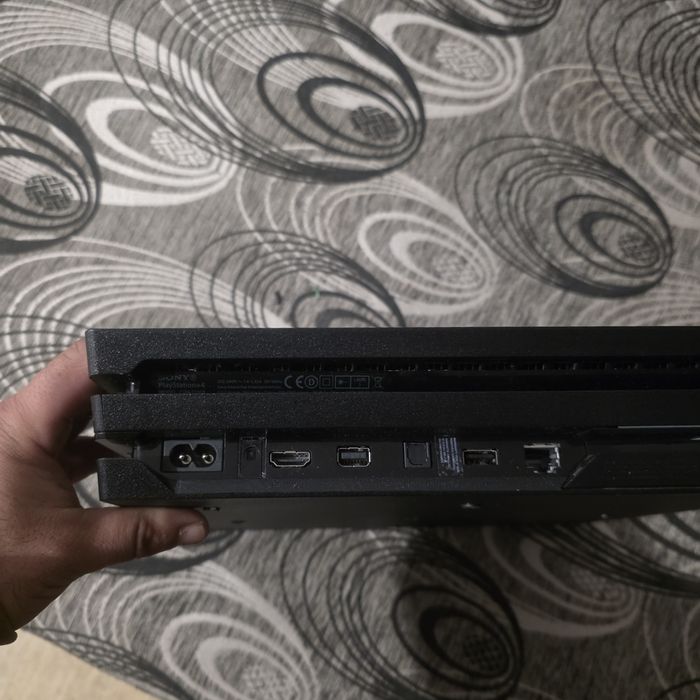 Consola Ps4 pro 1 tb+ 4 jocuri