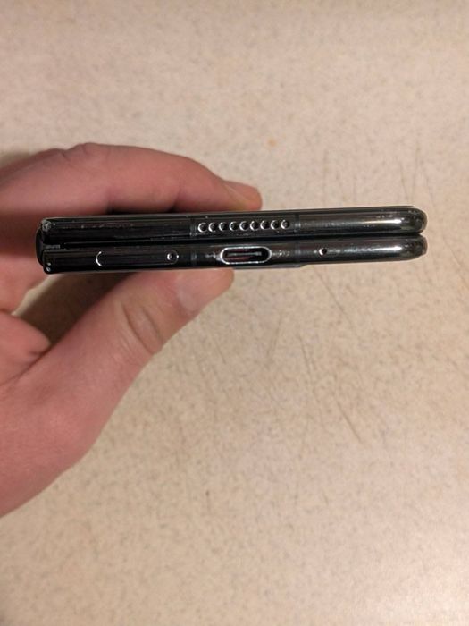 Продавам смартфон Honor Magic V2