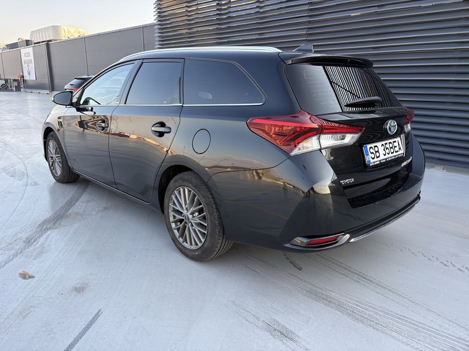 - Toyota Auris 1.8 Hybrid 2016