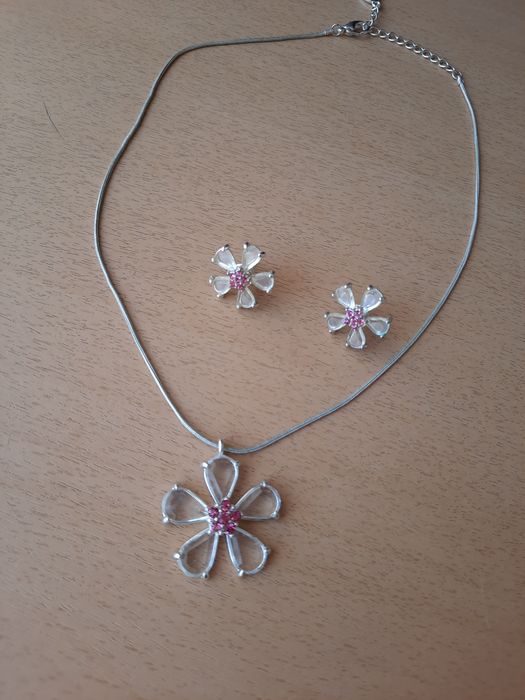 Колие с обеци Oriflame/медальон/комплект/висулка цвете/кръст/с камъни