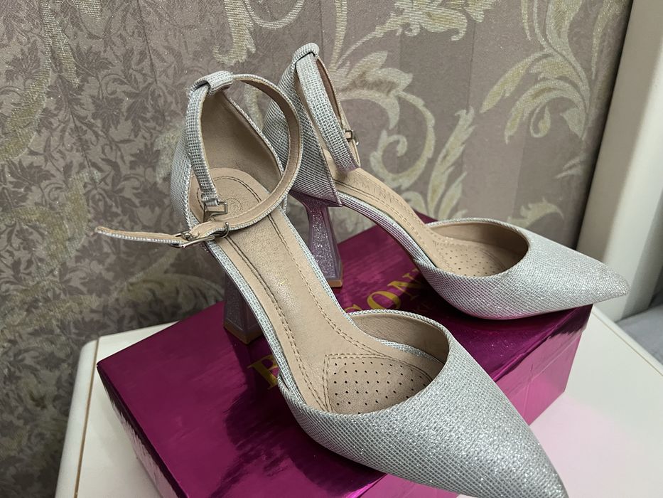 женская обувь туфли  кросовки босоножки