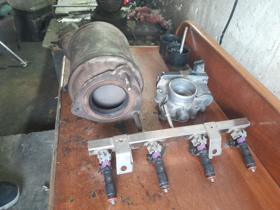 Инжектор, заслонка,  катализатор.