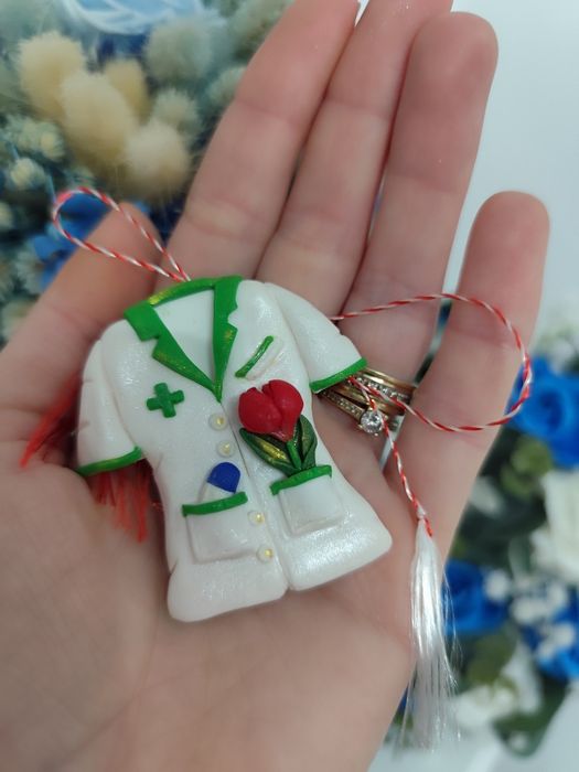 Broșe medic personalizate