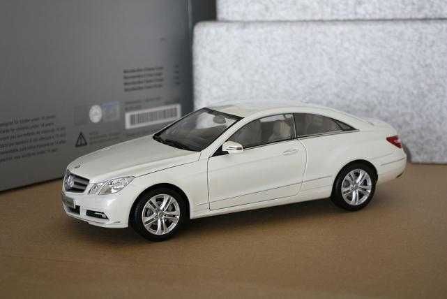 1:18 Mercedes-Benz E-Class Coupe diamond white.
