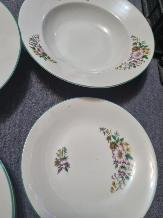 Комплект порцеланови чиний.