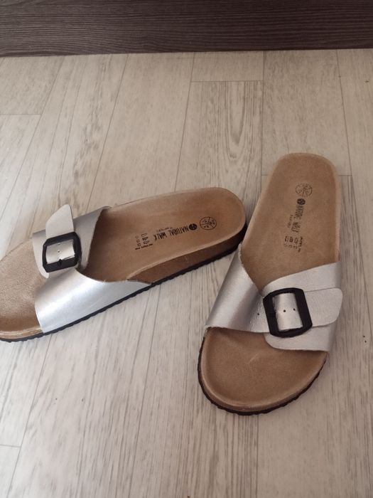 Женские шлепанцы.