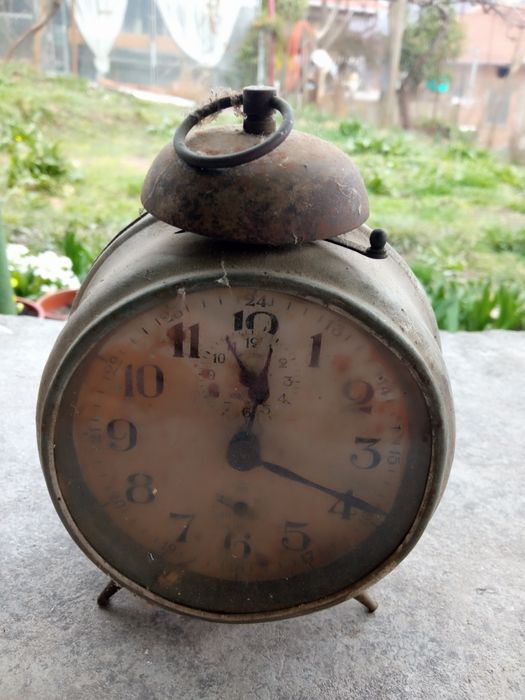 Стар будилник със дървена кутия