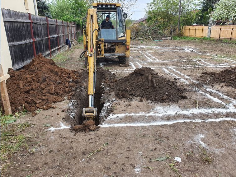 Nivelari teren, sapaturi, si alte lucrari cu bobcat sau excavator . Transportam nisip, sort, pamant, moloz cu comion mic sau mare