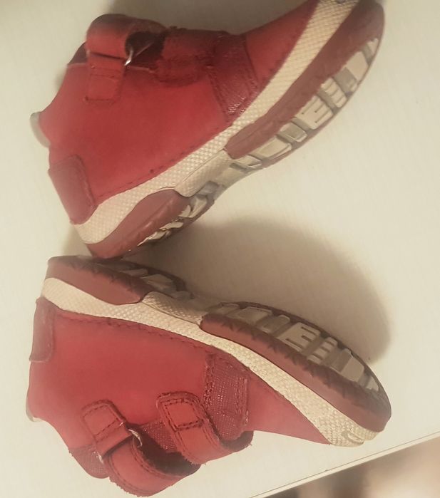 Ghetuțe tip adidași roșii