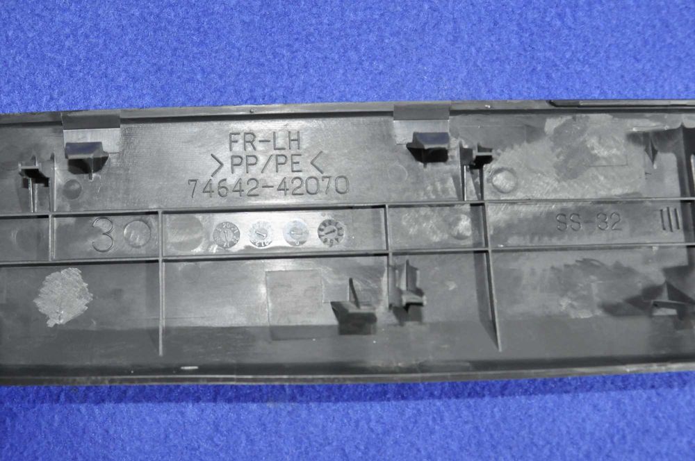 Накладка двери Toyota Rav4