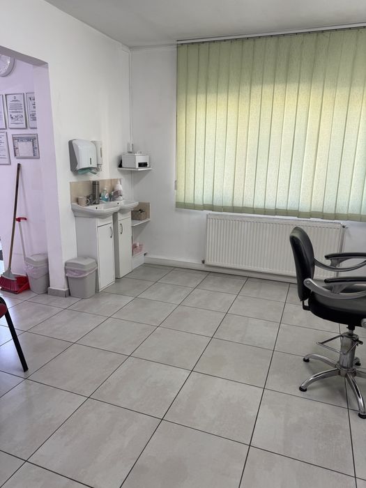 Închiriez post coafeza