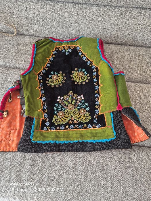 Pieptar traditional cu margele de vanzare.