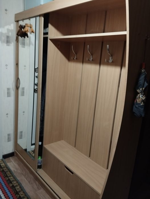 продам прихожую .