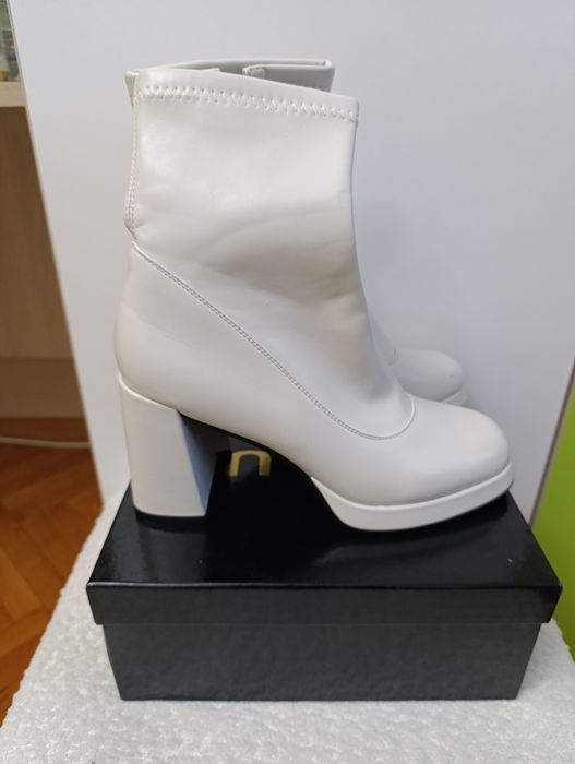 Бежови Дамски боти