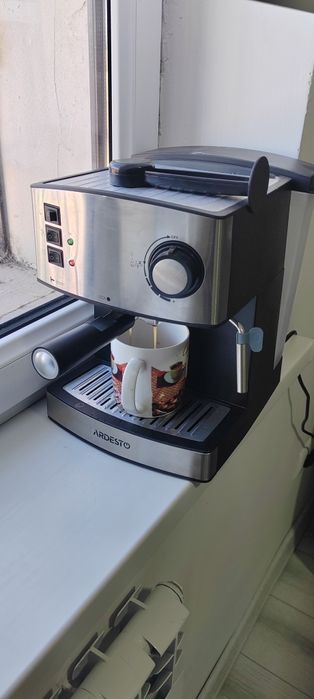 Кофемашина Ardest, в отличном состоянии, варит кофе эспрессо, капучино