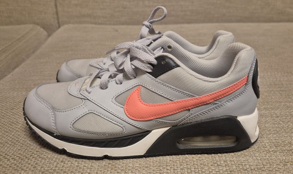 Nike Air Max puțin utilizat