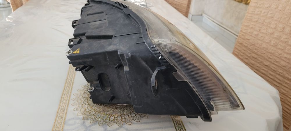 Vând far pentru audi a6 c6 4f an stare forte bună nu sunt rupte clemel