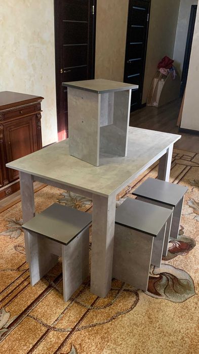 стол + 4 табуреток