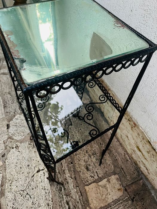 Măsuță / etajeră din fier forjat cu blat de sticlă
