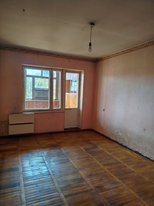 На Мирзо Улугбеком районе. 3 комнатная квартира. Без ремонта.