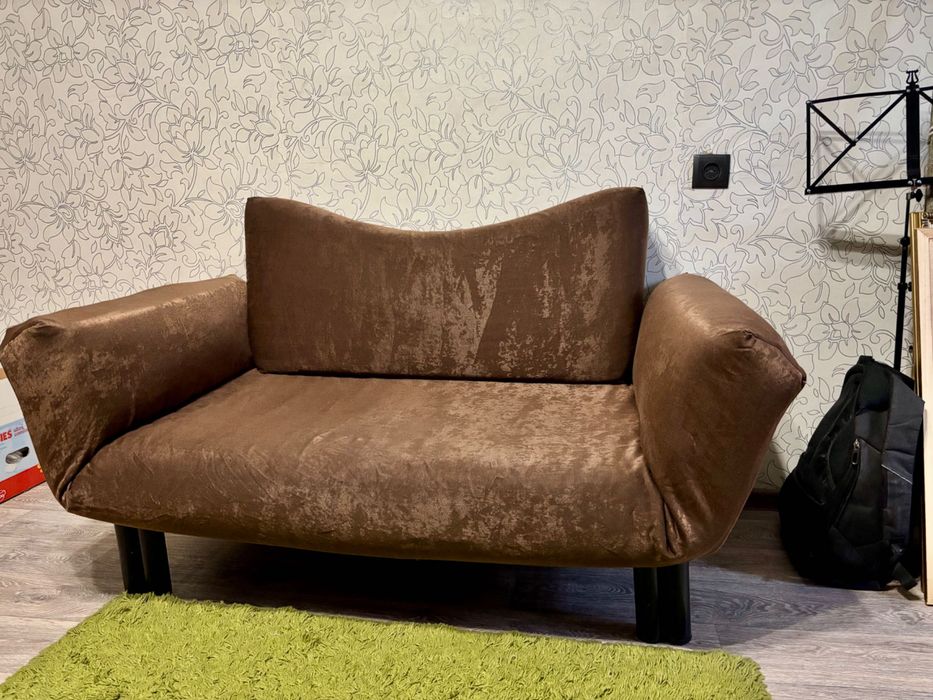 Продам диван коричневый компактный срочно