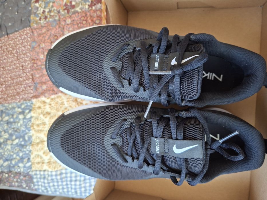 Оригинални маратонки на Nike.