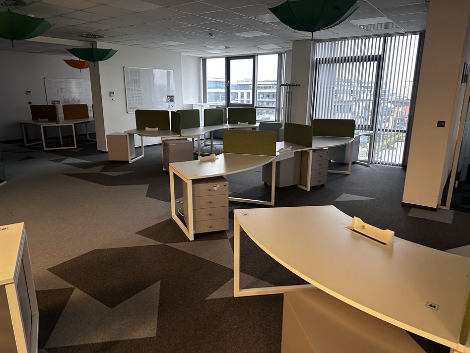 Модулни офис бюра ORT с прегради – конфигурации до 6 работни места