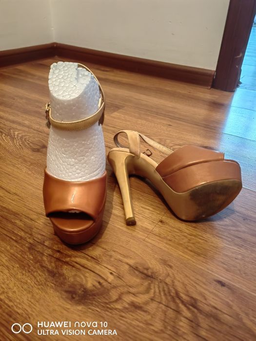 Босоножки на шпильке