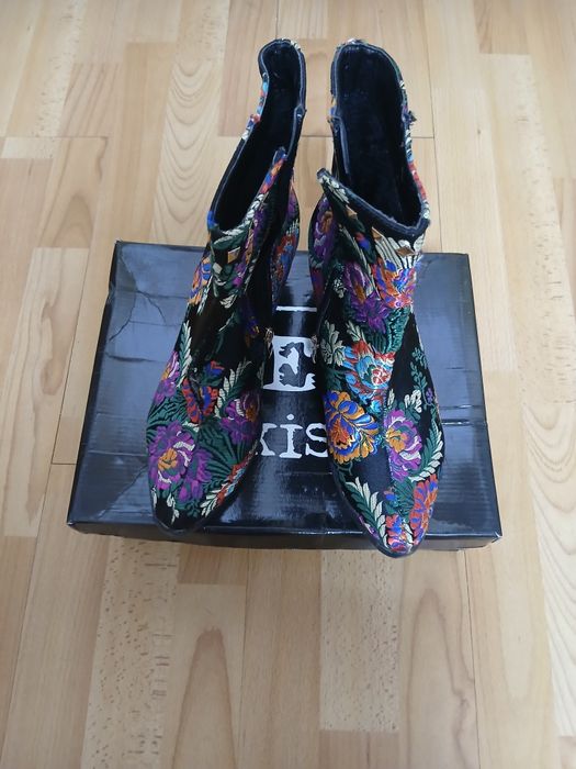 Botine cu broderie cusută manual ptr.damă