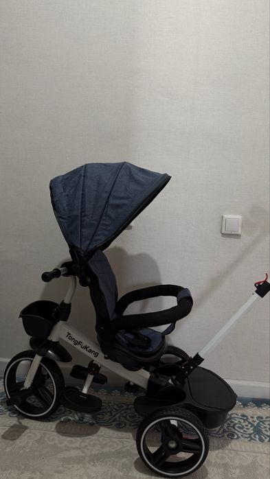 Детский трехколесный велосипед с ручкой