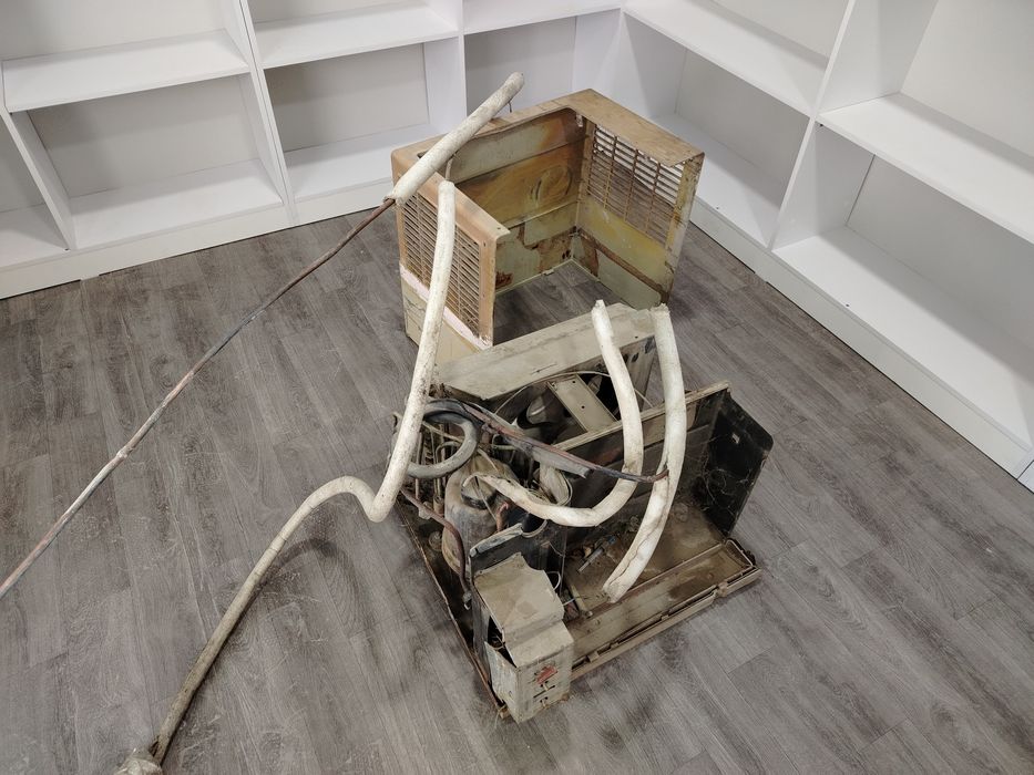 Vetrina xolodelnik sotiladi