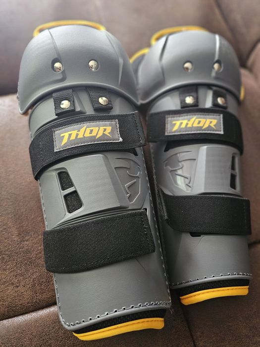 Vând ghete de cross Sidi și genunchiere Thor